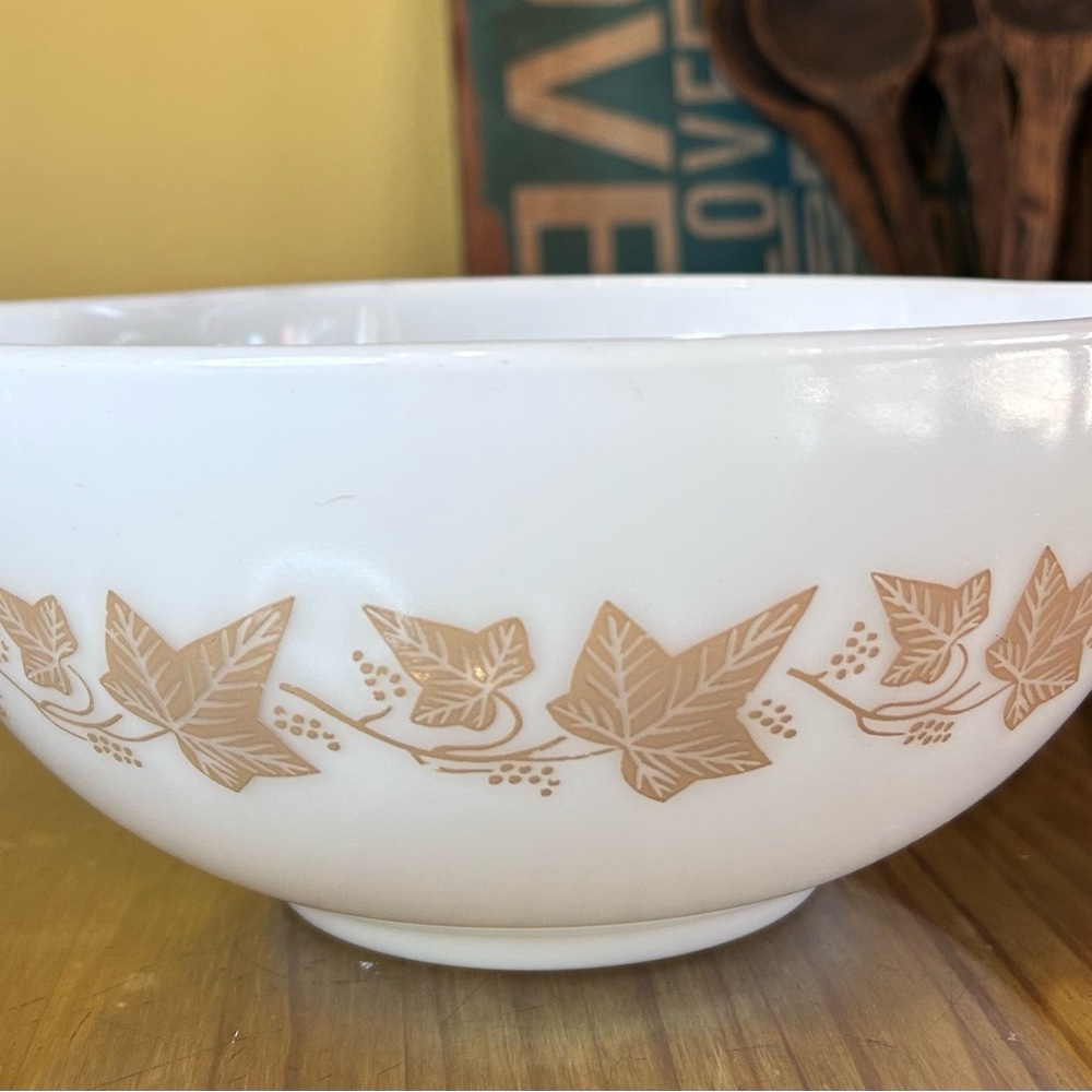 Pyrex White and Tan Leaf Design Ceramic Bowl